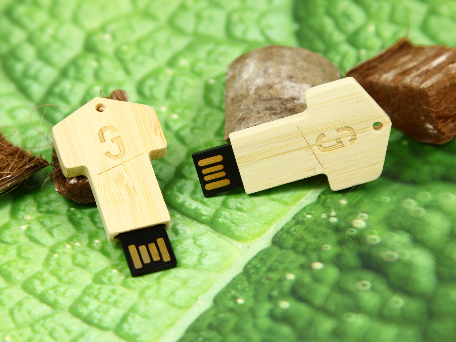 USB-Stick in Form eines Shirts aus Bambus mit Platz für ein individuelles Branding und einem nachhaltigen Design.