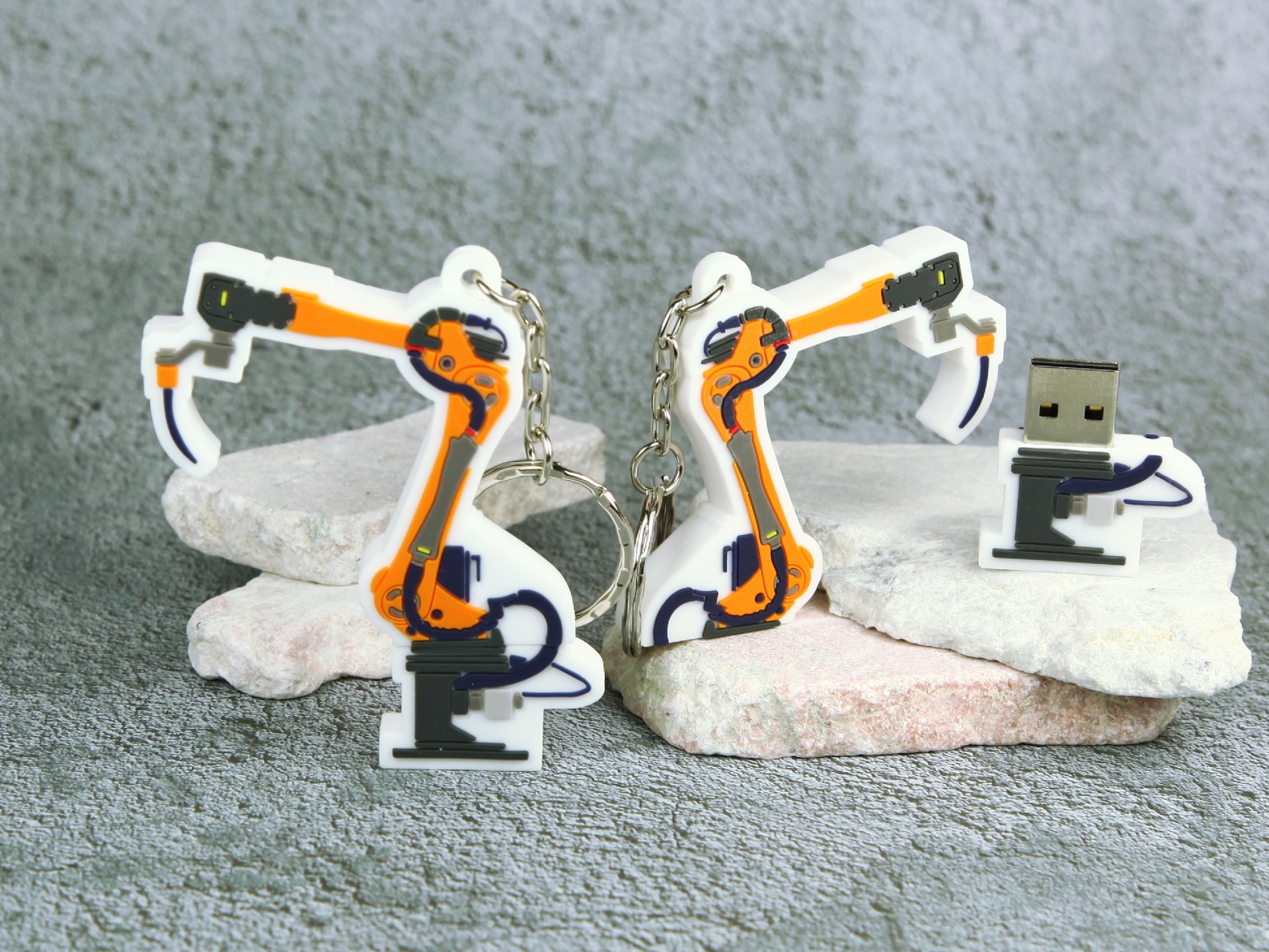 USB-Stick in Form eines Industrieroboters, ideal für kreative Promotion und individuell gestaltbar mit Firmenlogo.