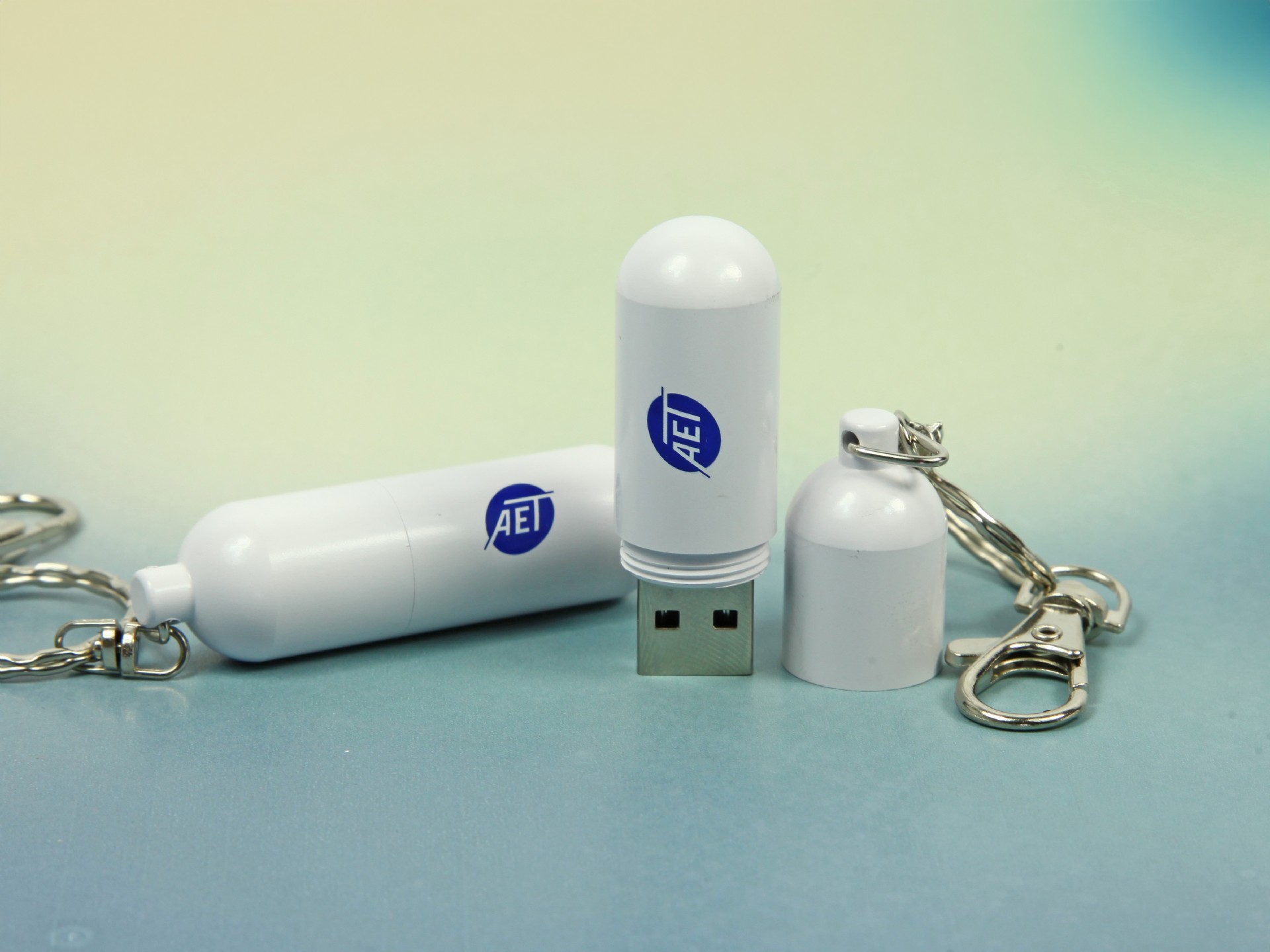 USB-Stick im Kapsel-Design mit Platz für individuelles Branding und praktischem Schlüsselanhänger.