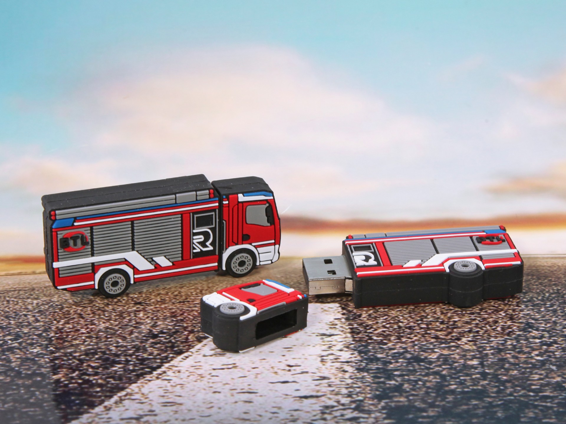 usb stick feuerwehrfahrzeug fahrzeug einsatzfahrzeug transport kreativ