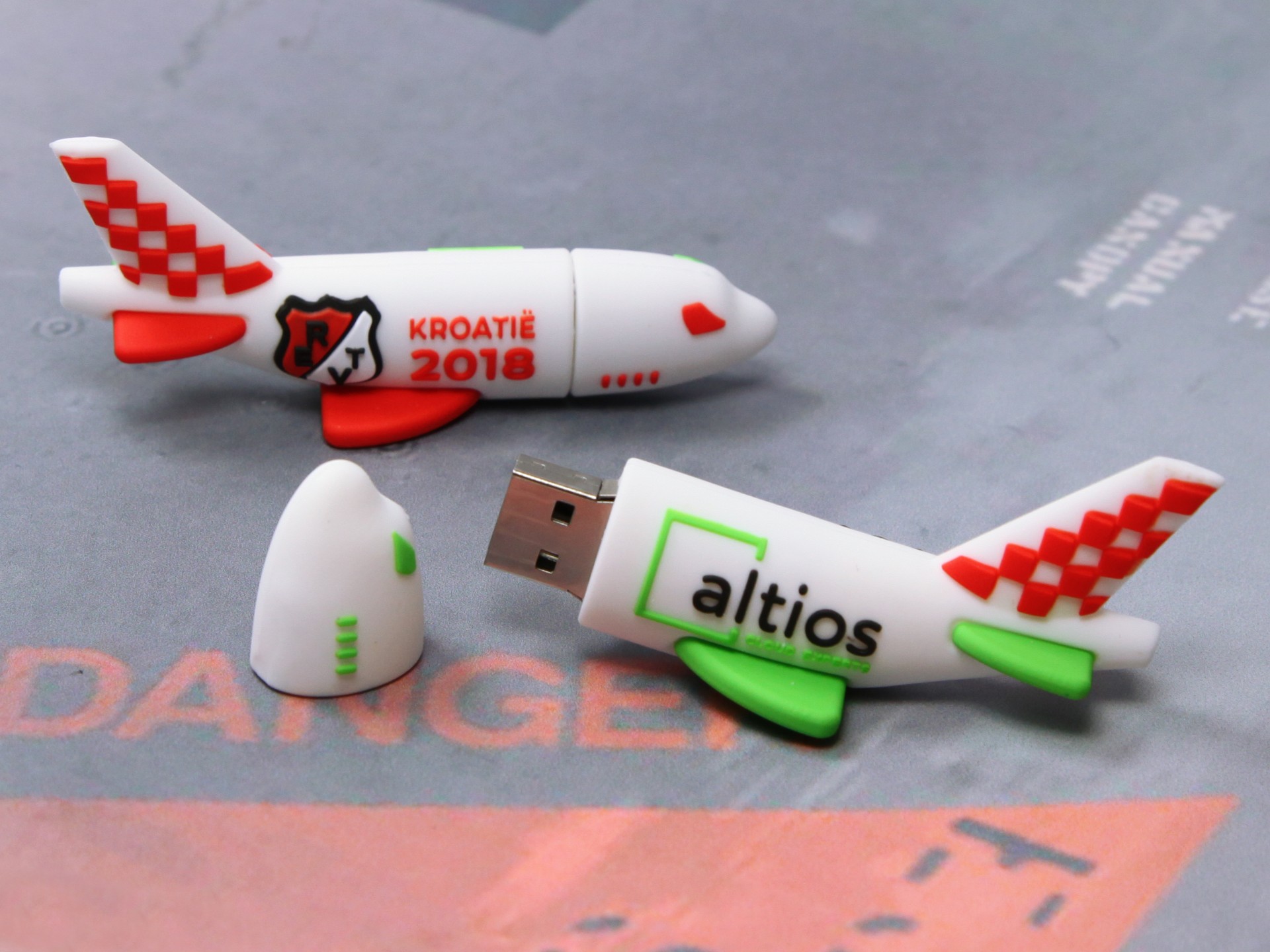 usb stick flugzeug reisen transport fliegen logo