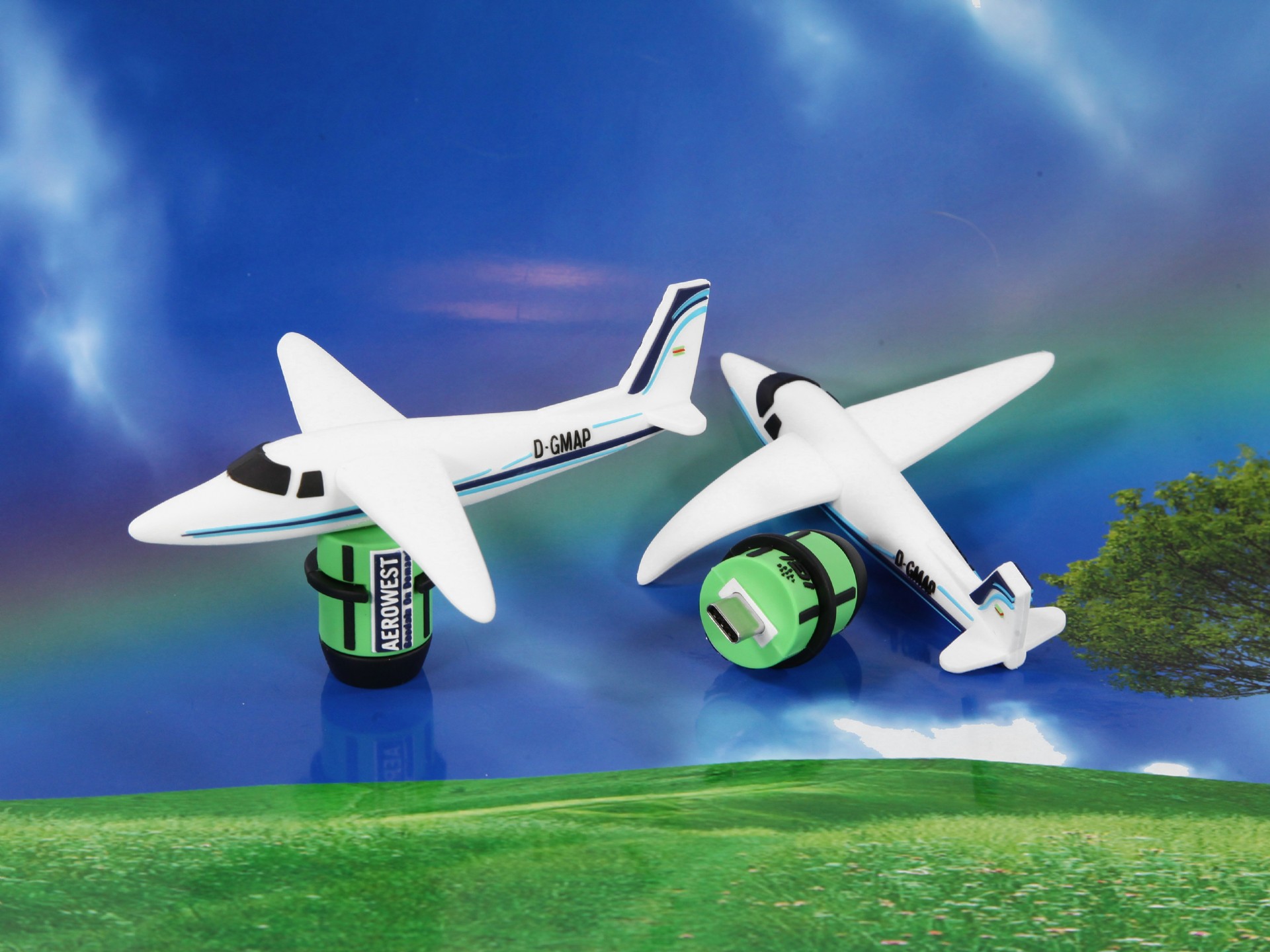 Weisser USB-Stick in Flugzeugform mit praktischem Speicherplatz.