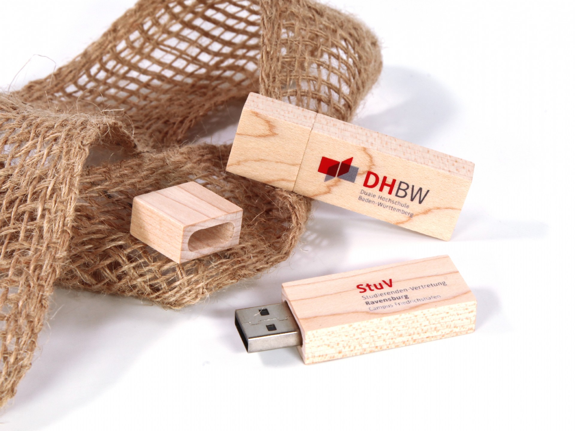 USB-Stick aus Holz mit reduziertem Design und Platz für eine individuelle Logo-Bedruckung. Ideal für Werbezwecke.