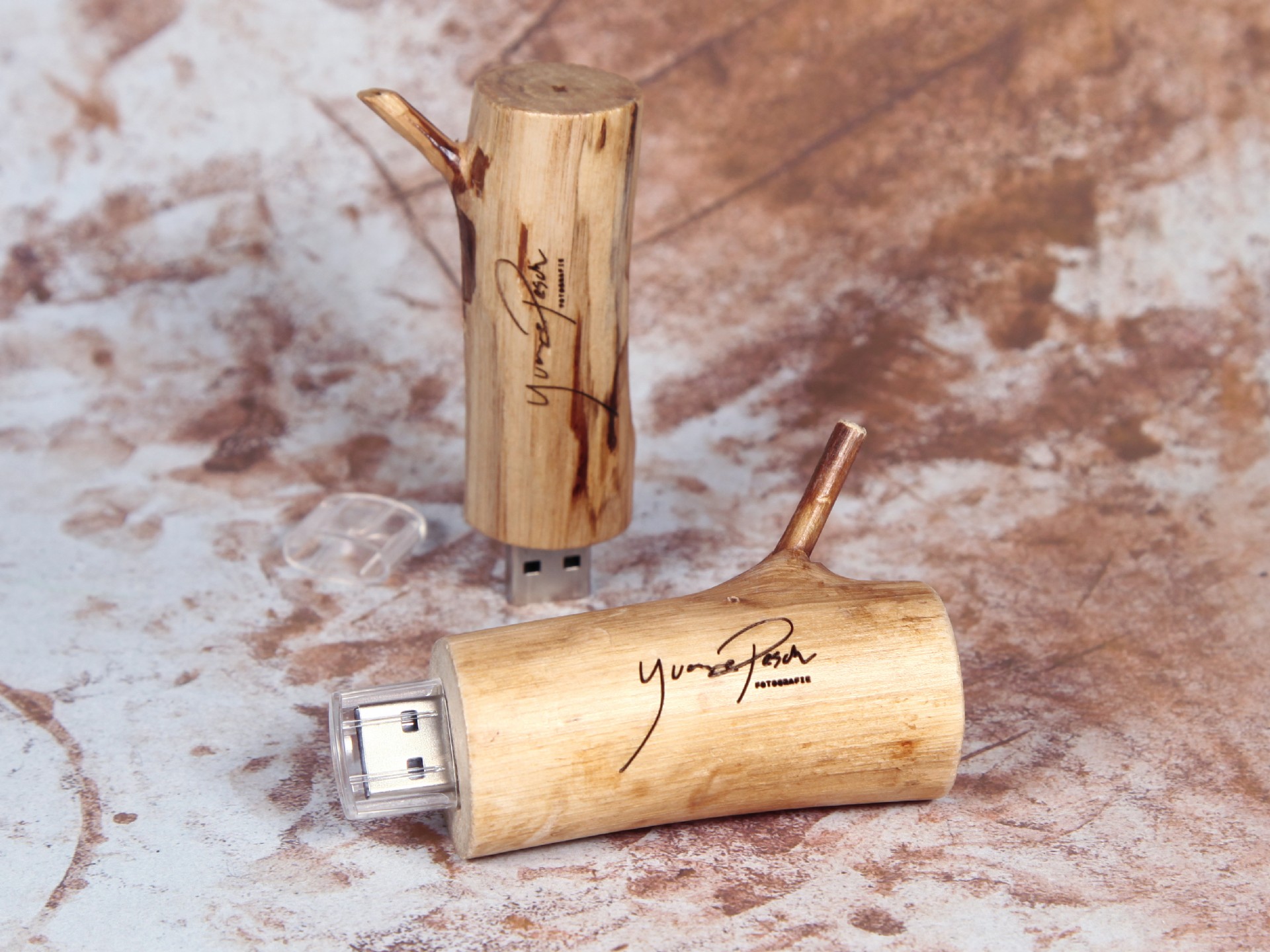 usb stick holzstamm holz natur ast holzast gravur logo