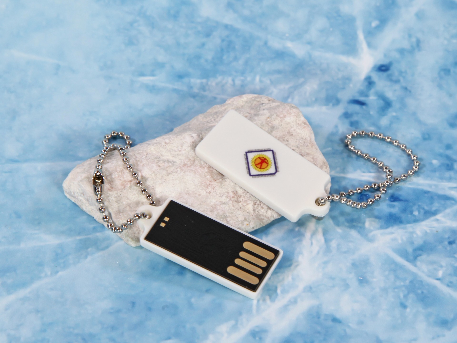 USB-Stick in schickem Design mit Kette und Platz für individuelle Logo-Bedruckung. Ideal für Werbezwecke.