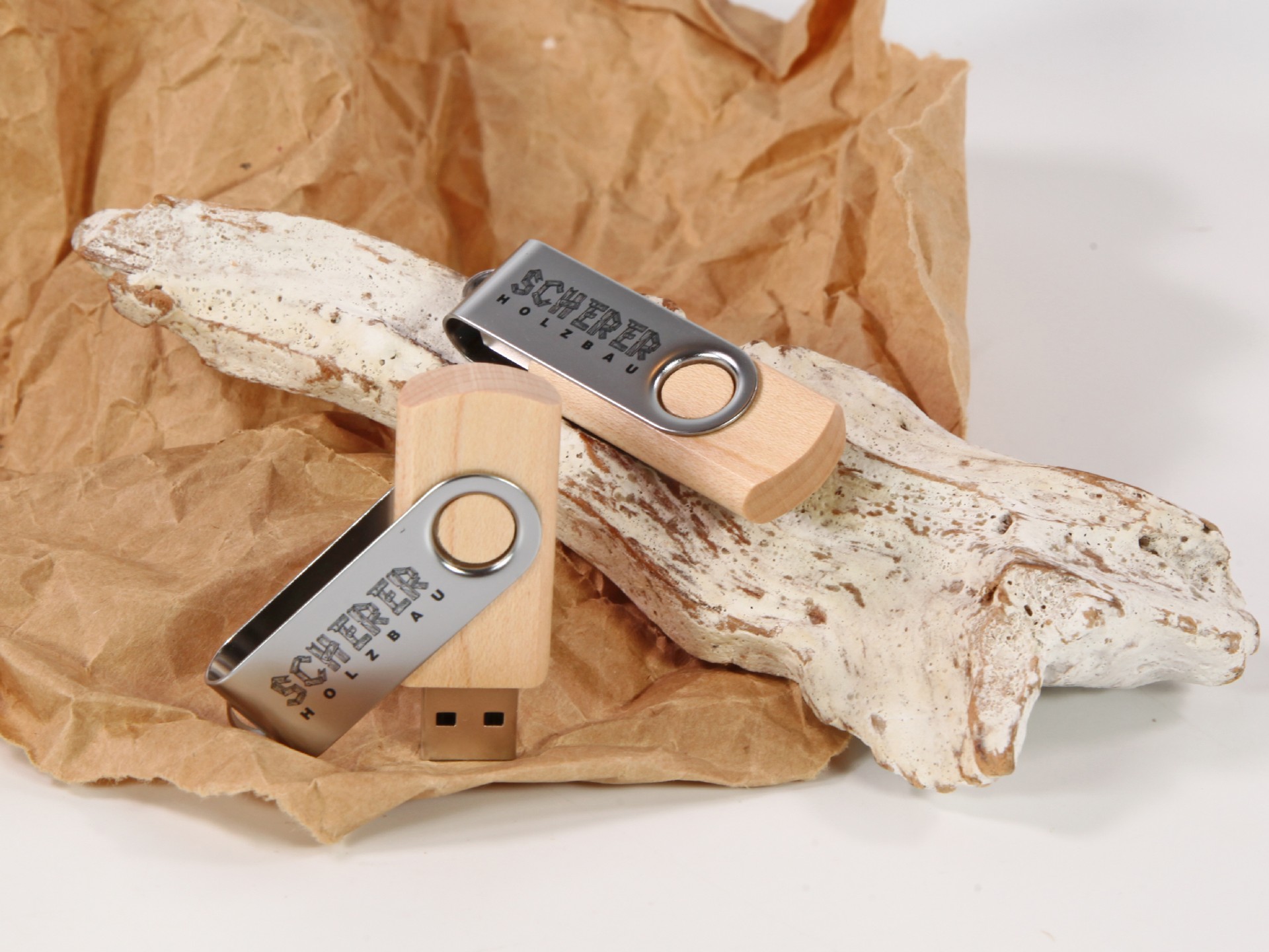 USB-Stick mit Holz- und Metallgehäuse, ideal für individuelle Logobeschriftungen und attraktive Werbezwecke.