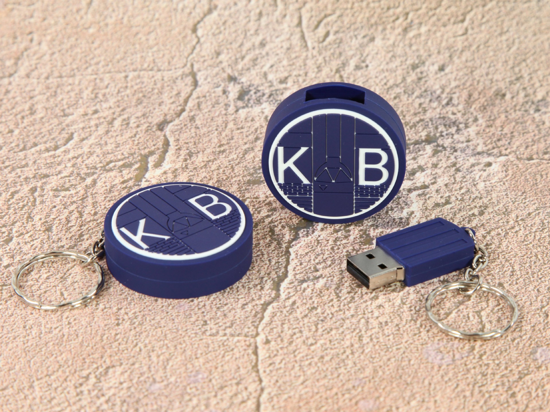 USB-Stick im blauen Gehäuse mit Schlüsselanhänger und Möglichkeit zur individuellen Logo-Gestaltung.