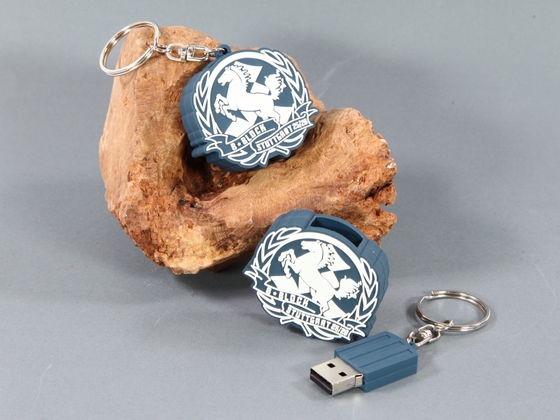 USB-Stick mit individuellem Wappen-Design und Schlüsselring zur praktischen Befestigung. Ideal für Werbeaktionen.
