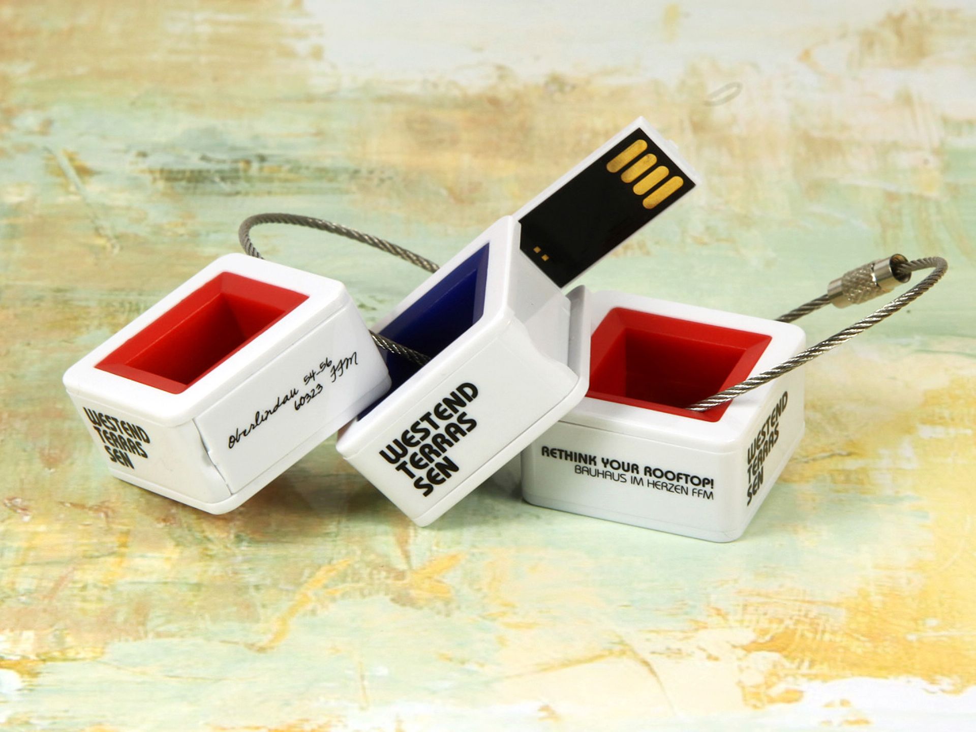 usb stick wuerfel modern kunststoff logo rot blau