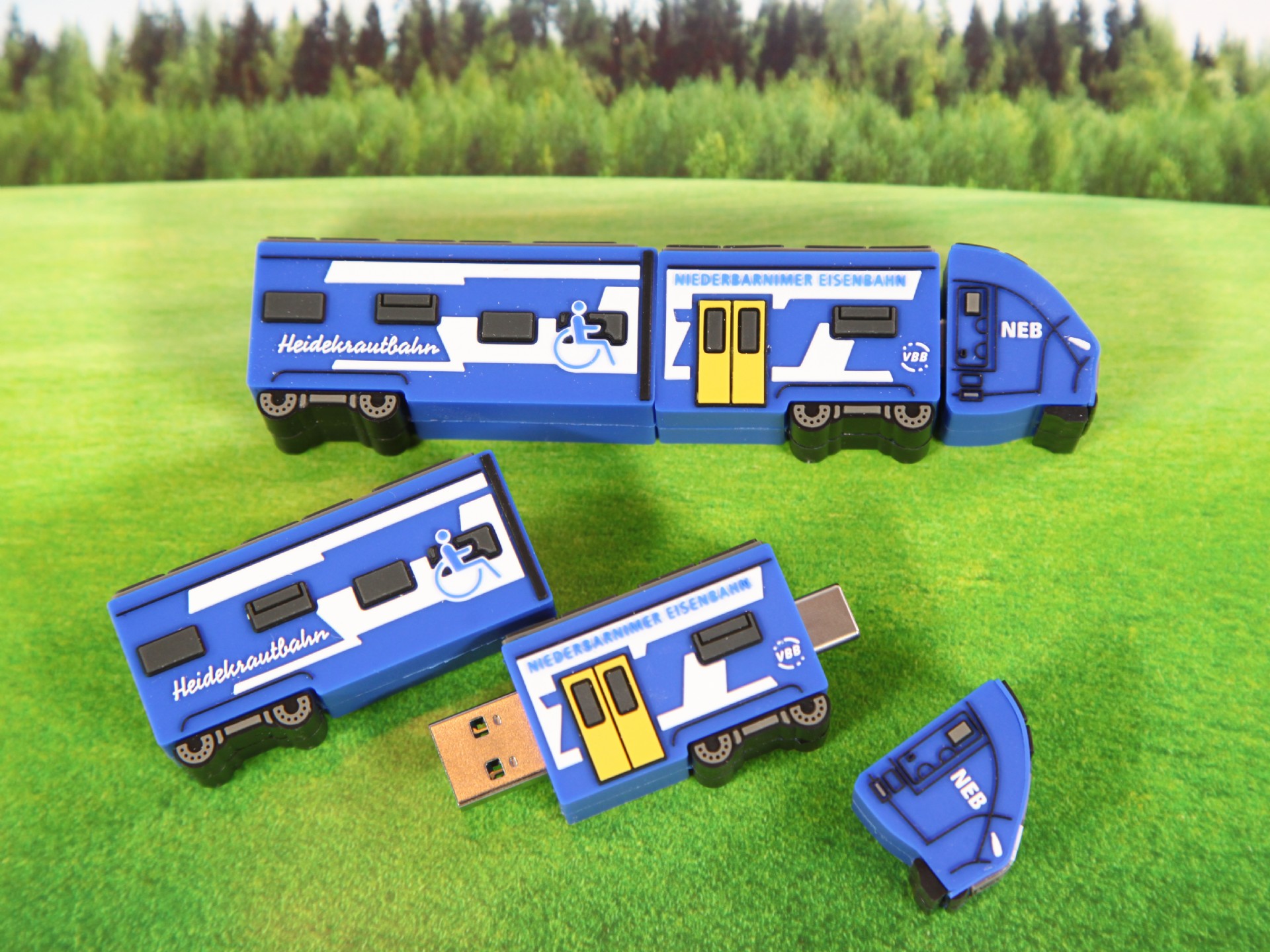 Bunter USB-Stick in Form eines Zuges, individuell anpassbar mit Logo und Designs für Werbezwecke.